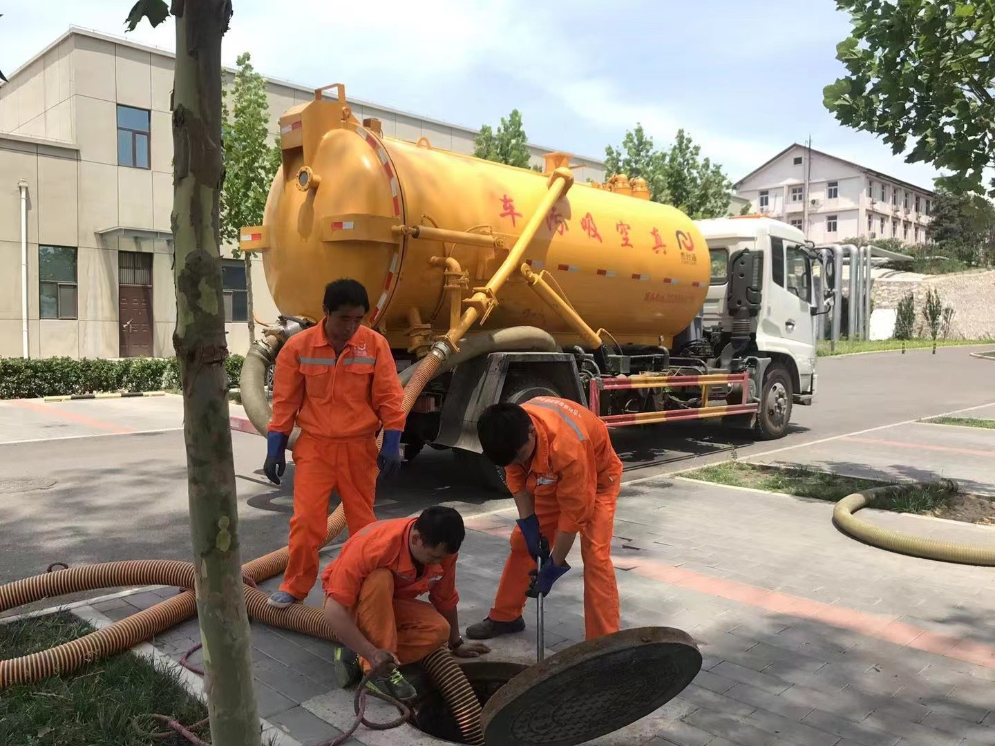 富蕴管道疏通车停在窨井附近