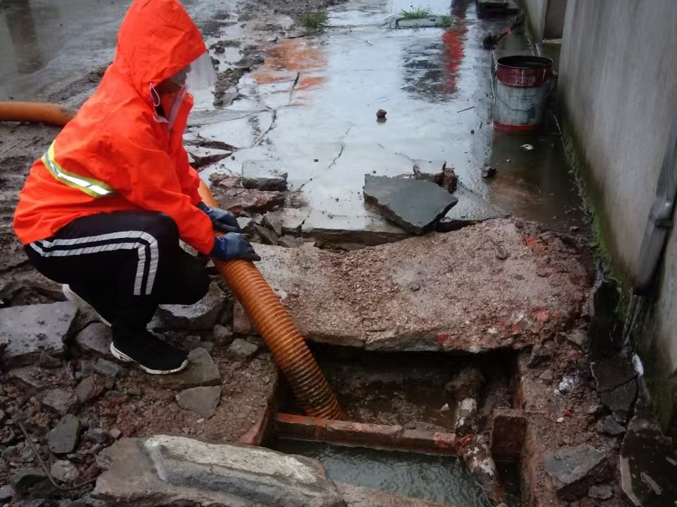 富蕴专业清理污水池 炜誉市政以规范流程守护城市 “肠道”