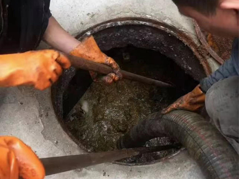 富蕴清理化粪池时如何避免沼气的危害？